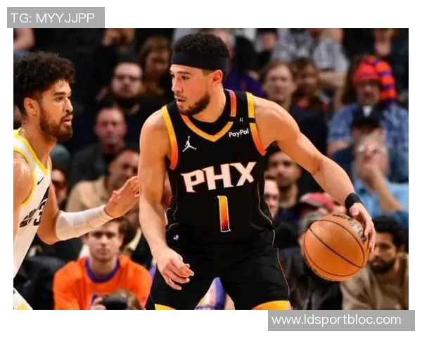 布克上半场火力全开三分球三记助力球队表现出色拿下11分3篮板3助攻1抢断 布克上半场火力全开三分球三记助力球队表现出色拿下11分3篮板3助攻1抢断