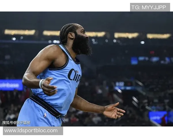 快船今日训练精彩瞬间小卡持球卢指导跑位哈登投篮比尔运球展现默契 快船今日训练精彩瞬间小卡持球卢指导跑位哈登投篮比尔运球展现默契