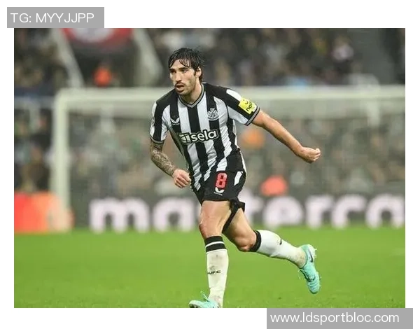 纽卡斯尔领先进球托纳利禁区外射门意外折射助攻成功