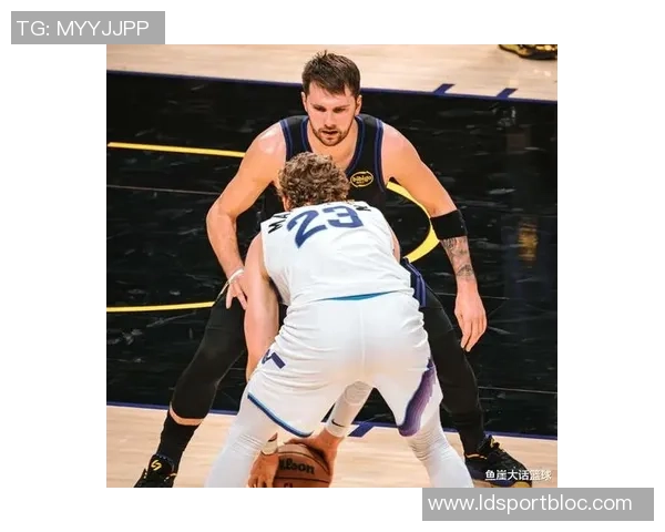 里夫斯分析詹姆斯如何利用东契奇被包夹后的4打3优势进行进攻